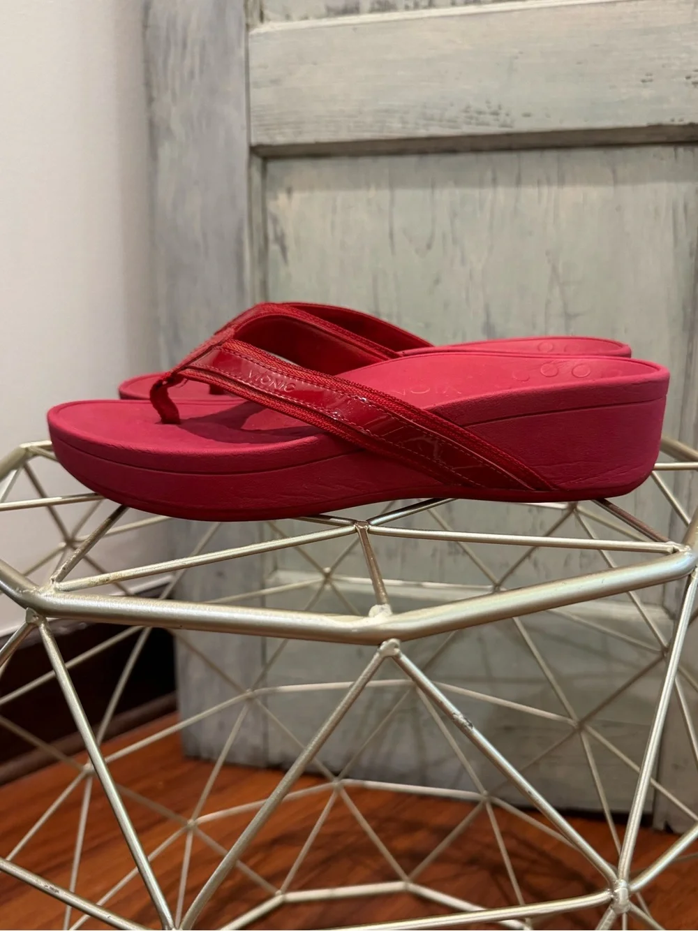 Vionic Red Sandals Size 8